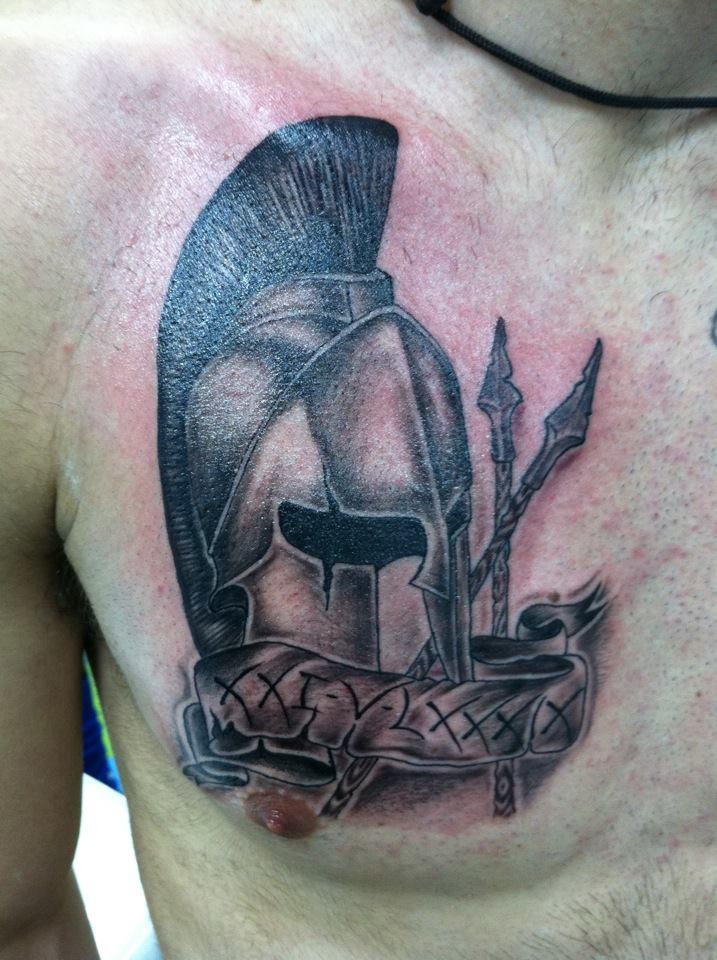 Tattoo de un casco de gladiador con unas lanzas