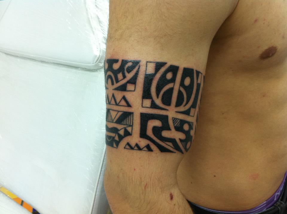 Tatuaje de un brazalete maorí en el brazo