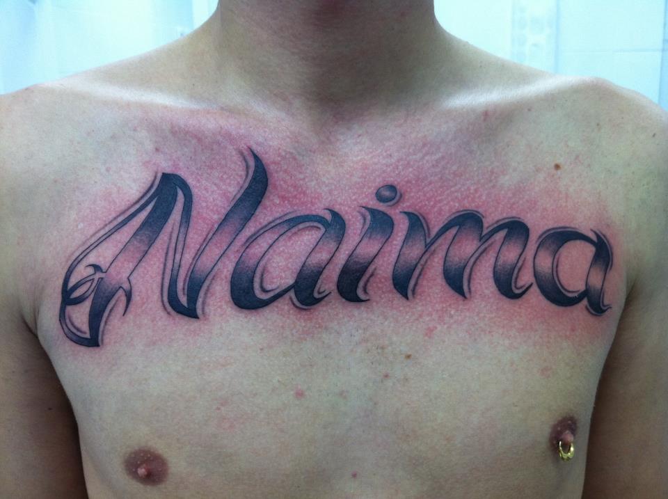 Tatuaje del nombre Naima en toda la parte frontal de un hombre