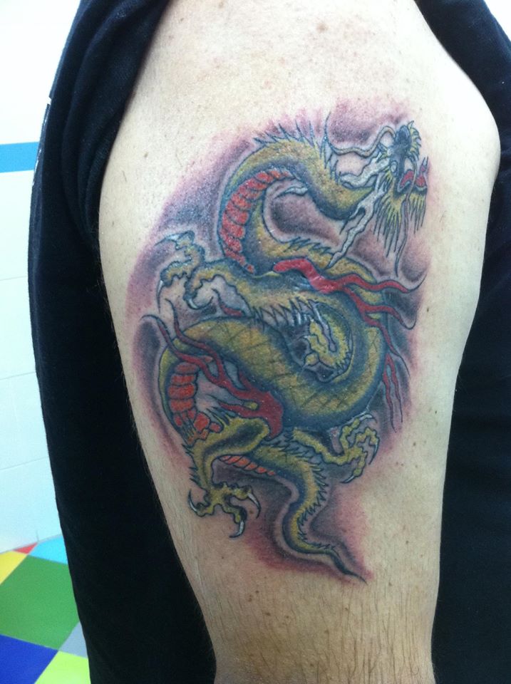 Tatuaje de un dragon en el brazo