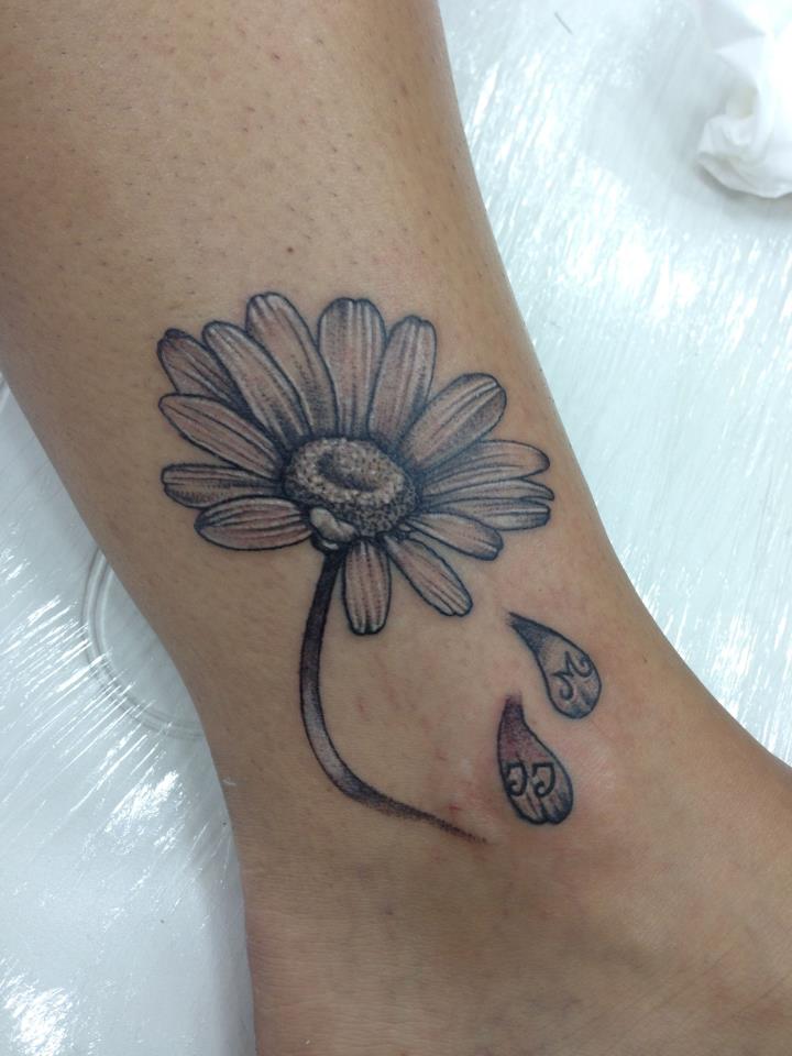 Tatuaje de una flor con dos pétalos caídos