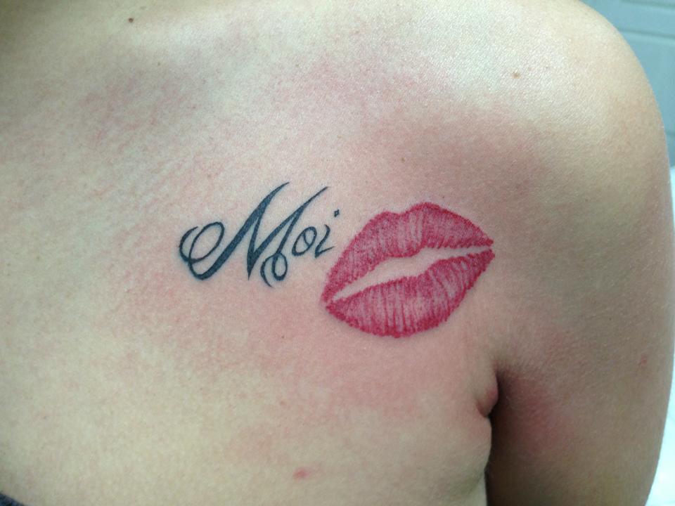 Tatuaje de un nombre con un beso