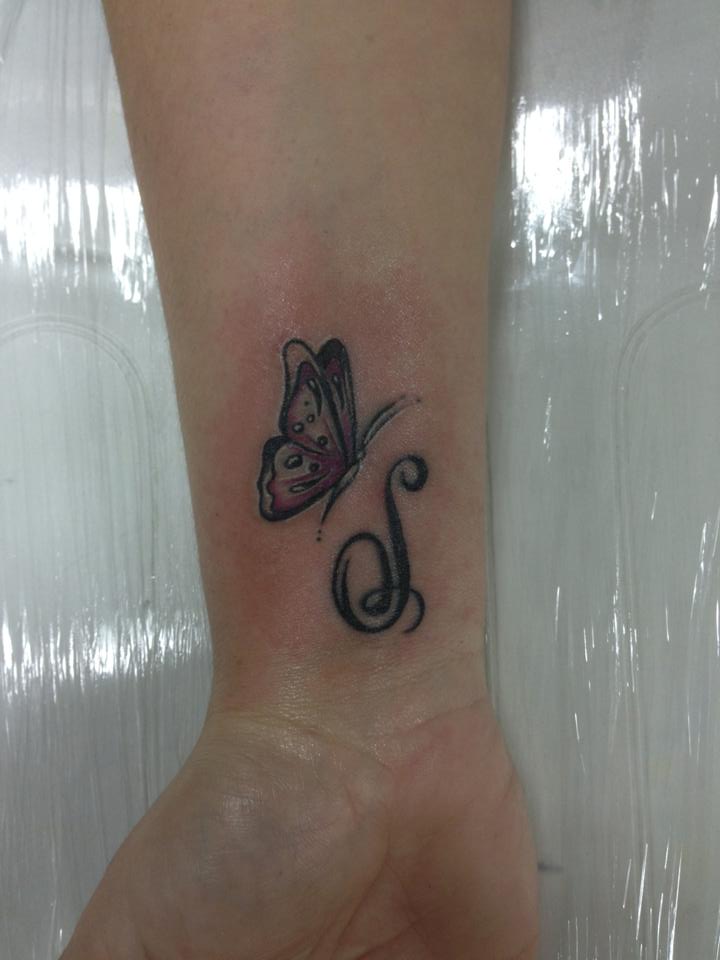 Tatuaje de una letra con con una mariposa