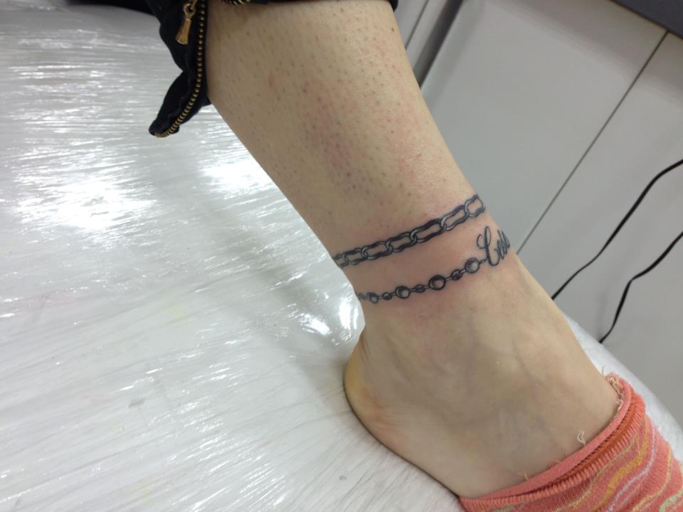 Tatuaje de una pulsera en el tobillo