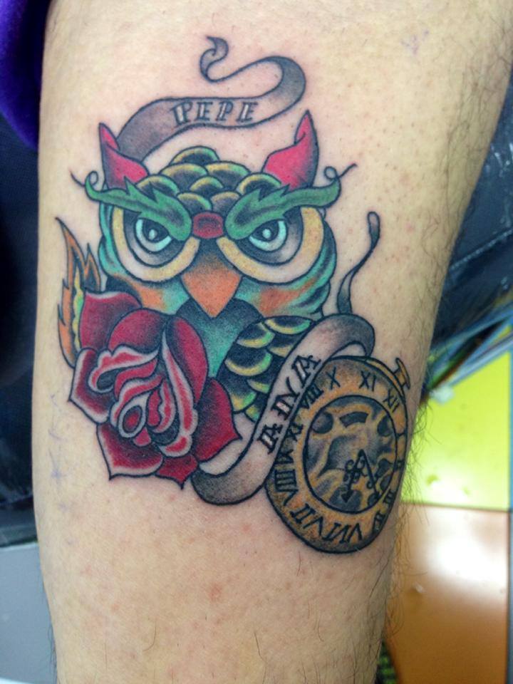 Tatuaje de un Búho New School con un reloj, una rosa y cintas con nombres