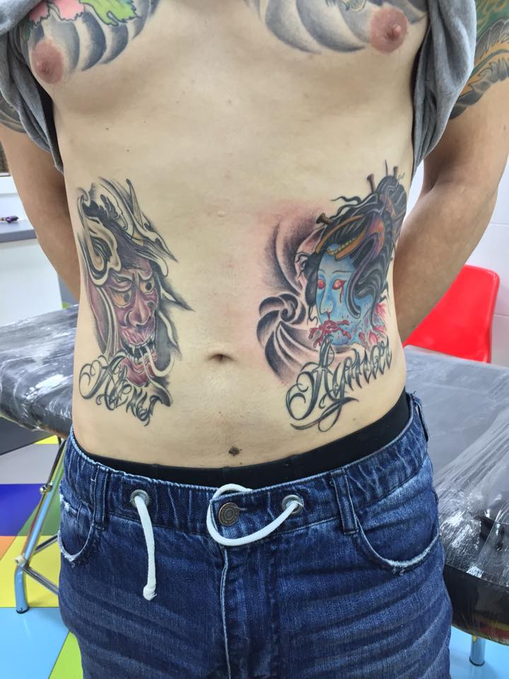 Tatuaje de un demonio japonés y namakubi en la barriga de un hombre