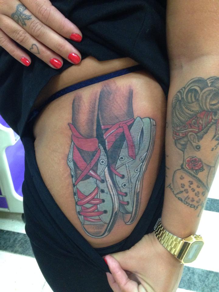 Zapatos de bailarina tatuados en la cadera de una chica