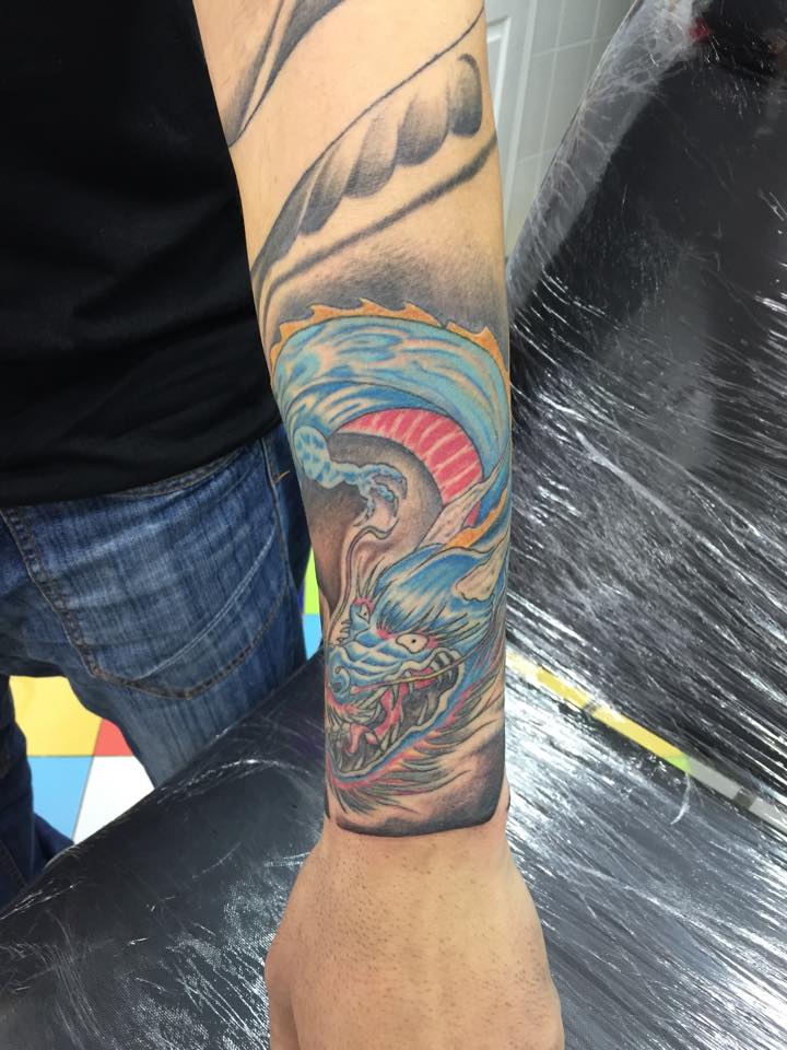 Tatuaje de un dragón en el antebrazo
