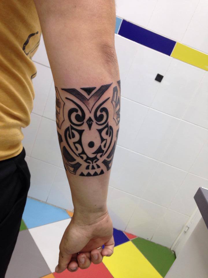 Tatuaje de un búho estilo maorí