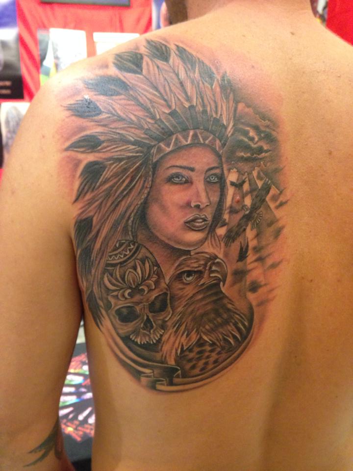 Tatuaje de una chica india, una calavera y águilas