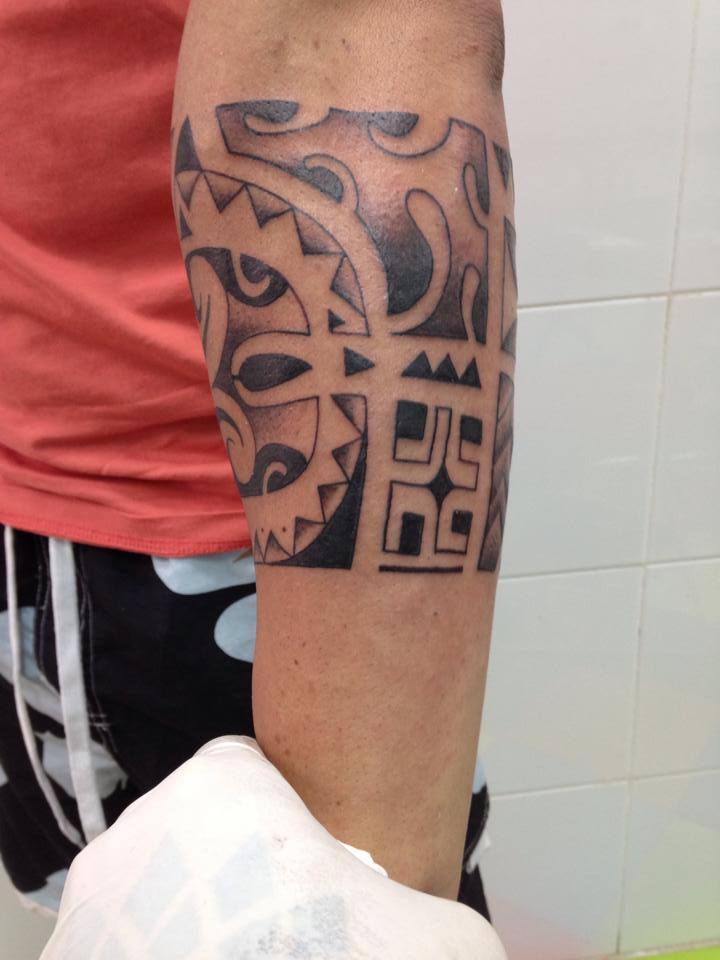 Tatuaje de un brazalete maori