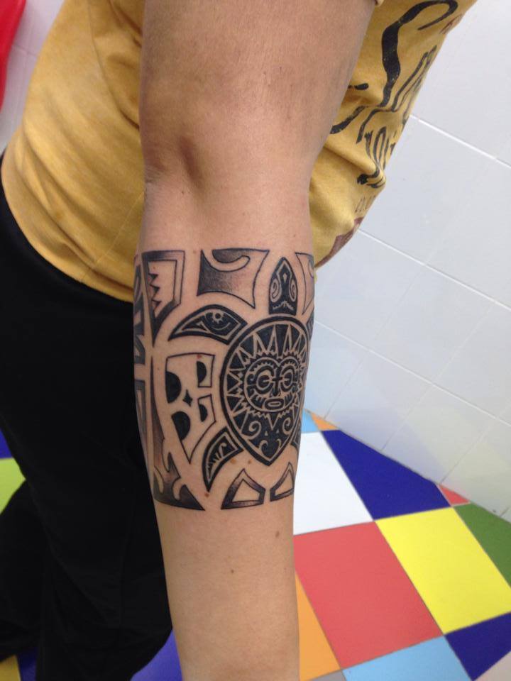 Tatuaje de una tortuga en un brazalete maori