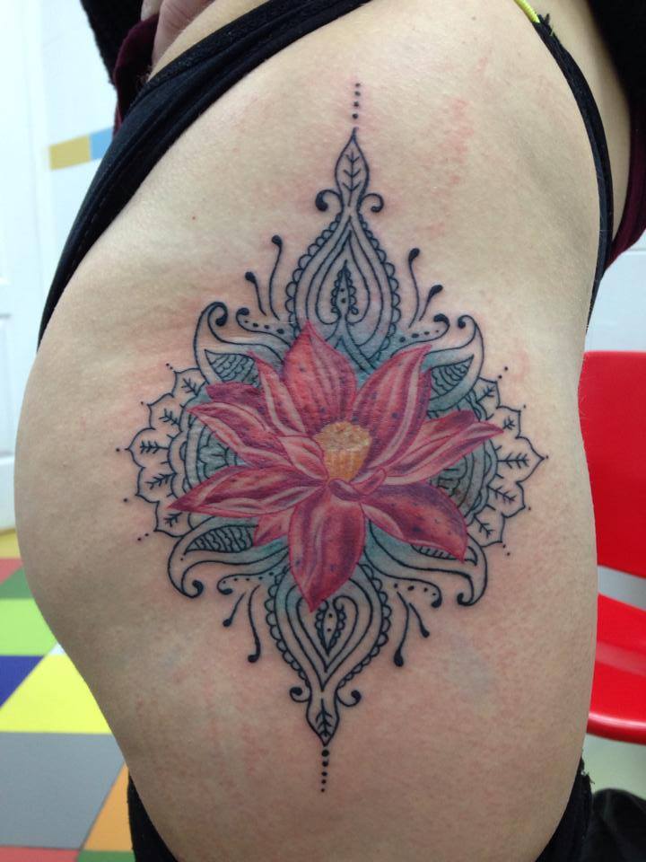 Tatuaje de una flor y una patron de cachemira debajo