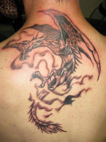 Tatuaje de un dragón escupiendo fuego