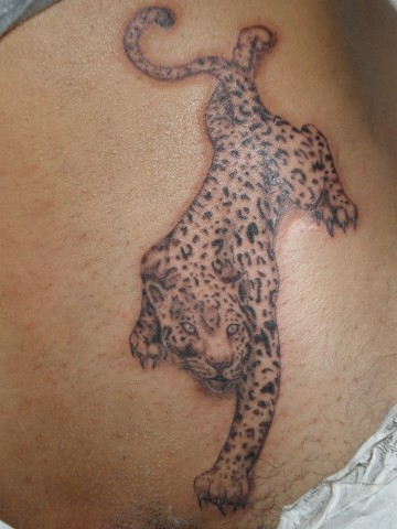 Tatuaje de un jaguar, bajando por la piel