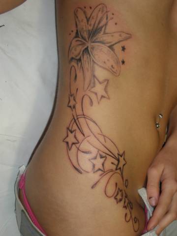 Tatuaje en el lateral de una chica