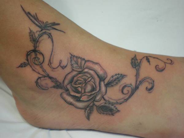 Tatuaje de una rosa con una mariposa