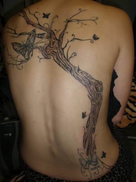 Tatuaje de un árbol con una mariposa