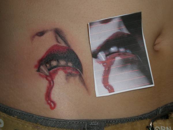 Tatuaje de unos colmillos de vampiros