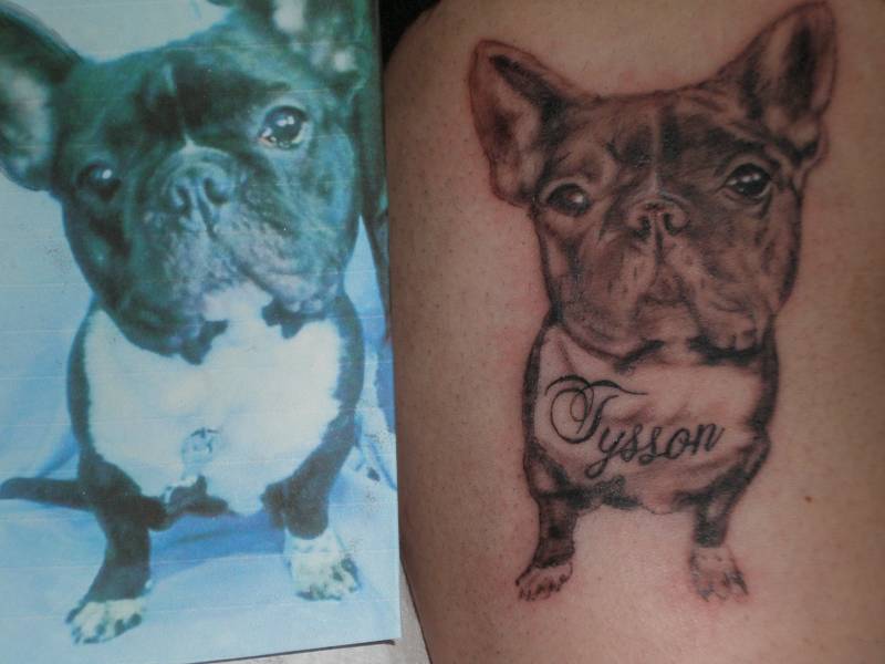 Tatuaje retrato de un perro, con su nombre