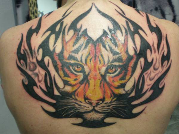Tatuaje de una cara de tigre dentro de unas llamas