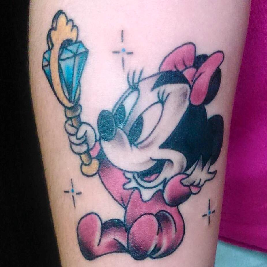Tatuaje de Minnie bebe  jugando con un sonajero diamante