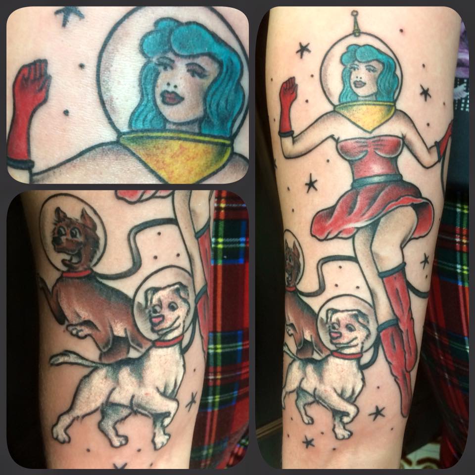 Tatuaje de una chica y dos perros astronautas
