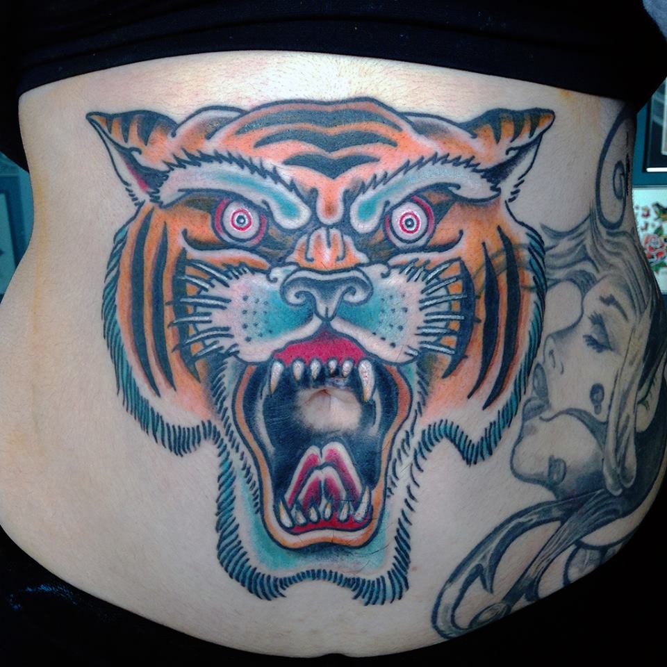 Tatuaje de un tigre old school en la barriga