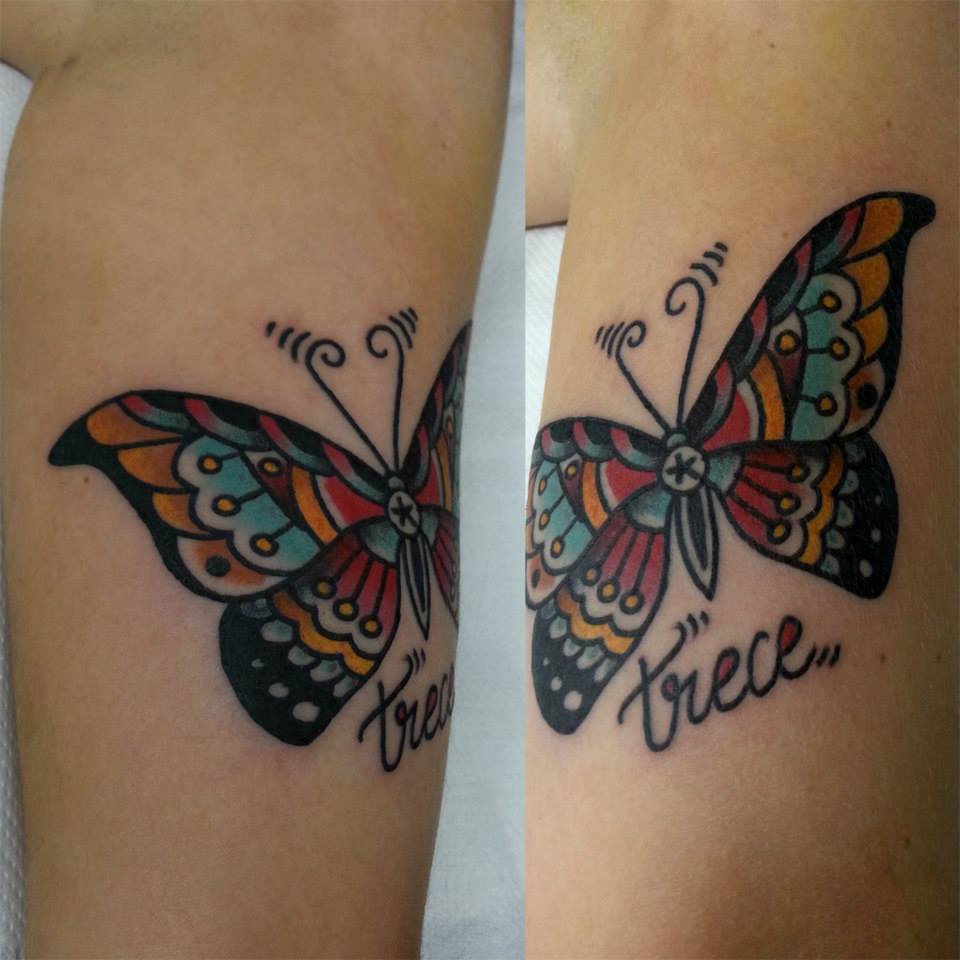 Tatuaje de una mariposa old school y la palabra trece