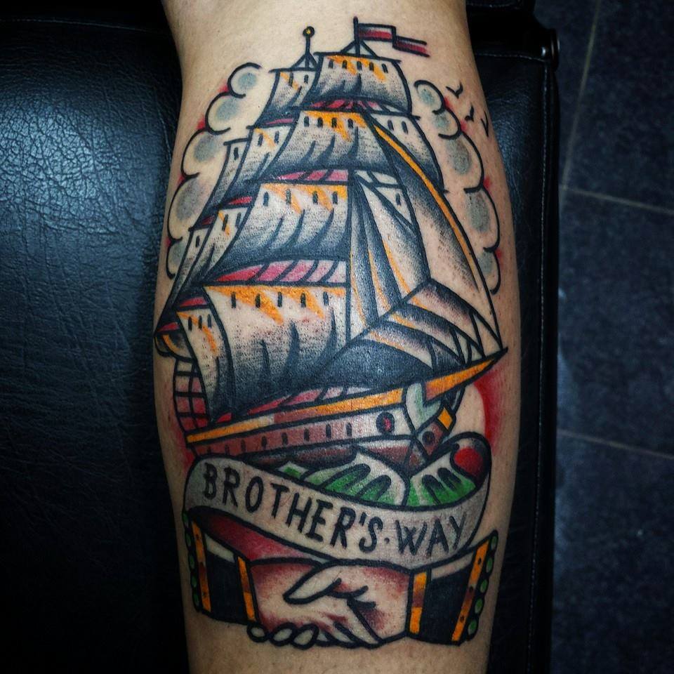 Tatuaje de un gran barco de vela y unas manos
