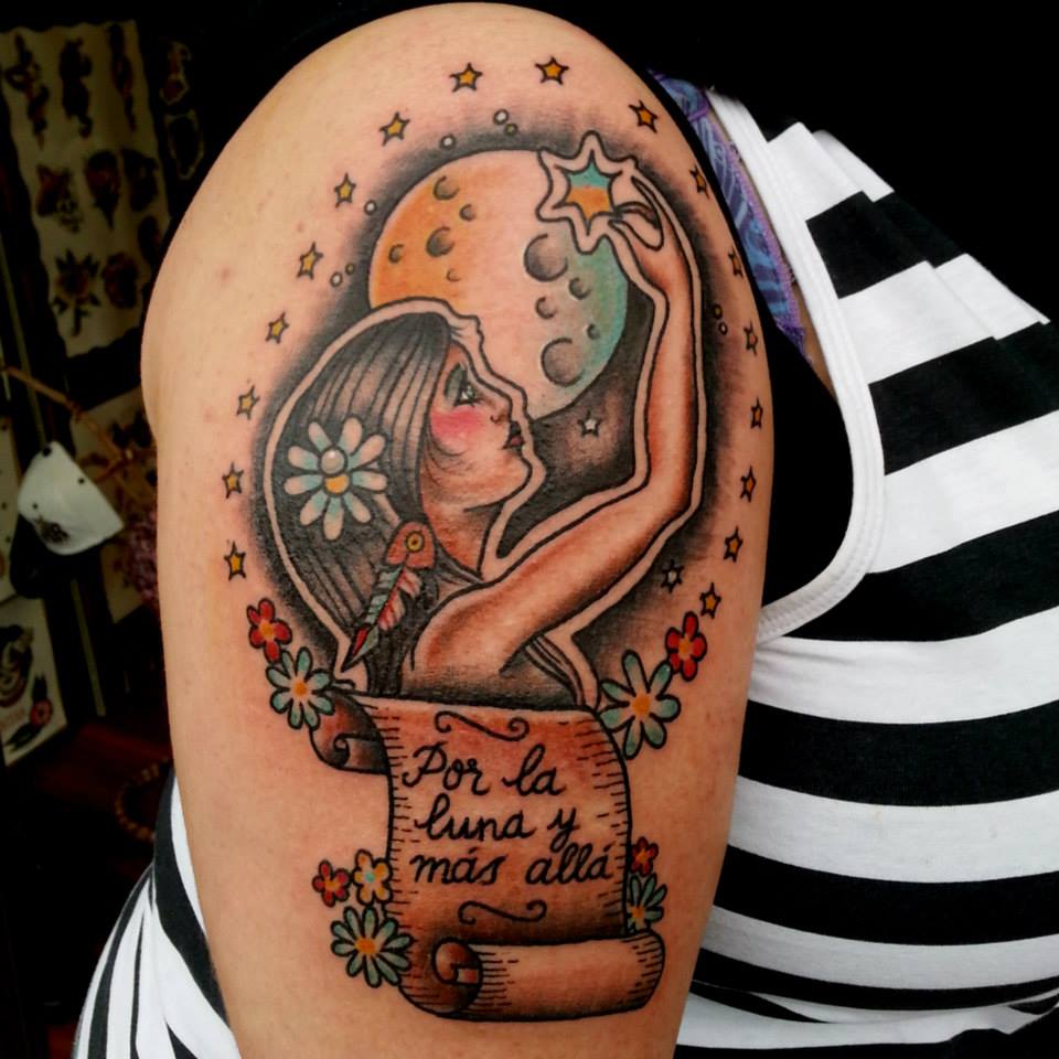 Tatuaje de una chica india agarrando una estrella con la luna de fondo