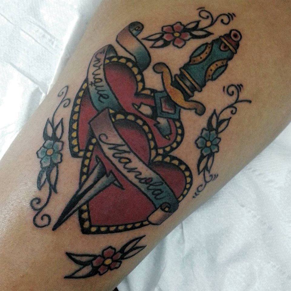 Tatuaje de una daga atravesando dos corazones
