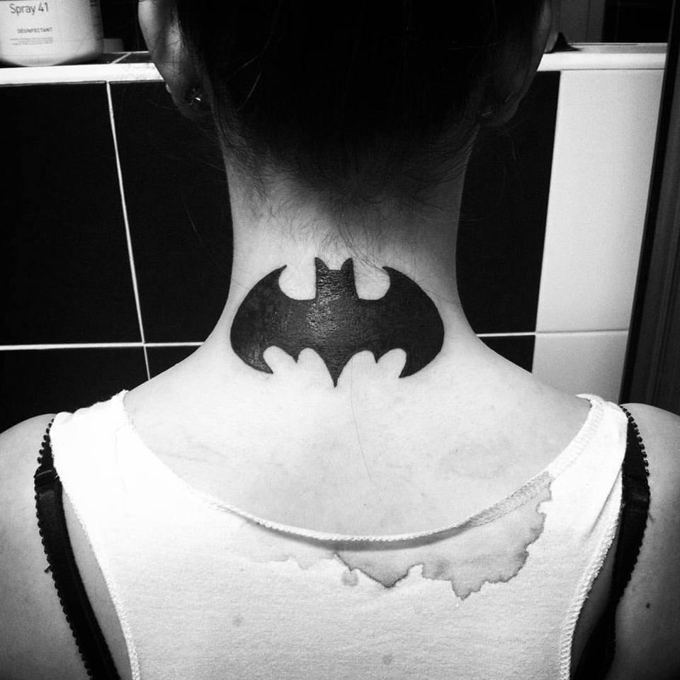 Tatuaje del logo de batman en la nuca