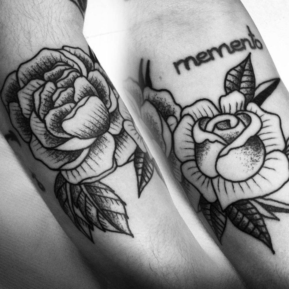 Tatuaje de una rosa en blanco y negro