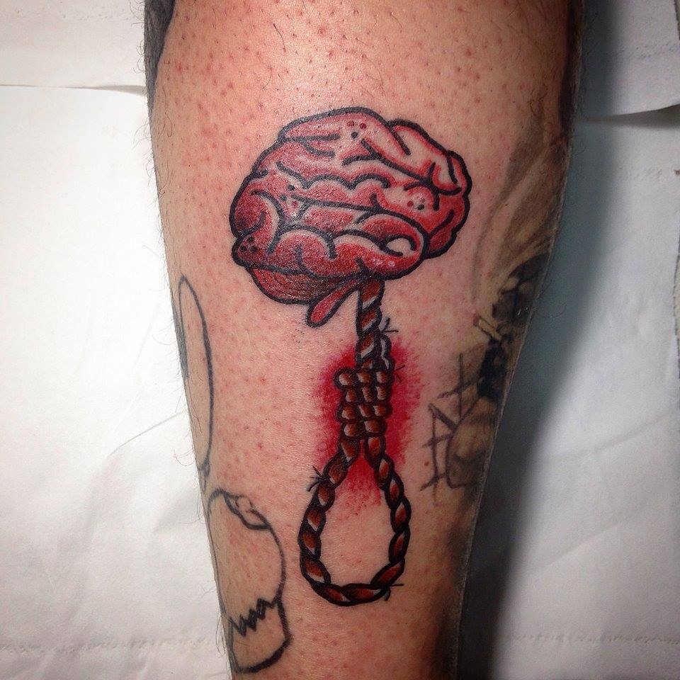 Tatuaje de un cerebro y una horca