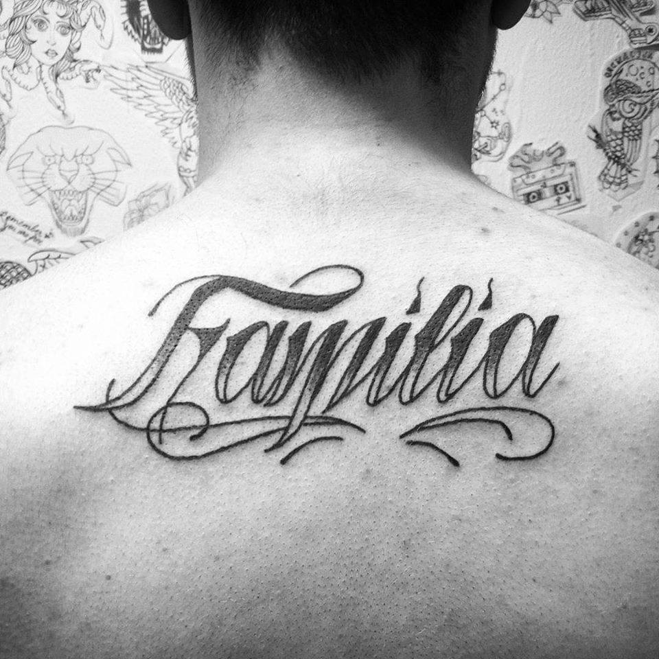 Tatuaje de la palabra familia en la espalda