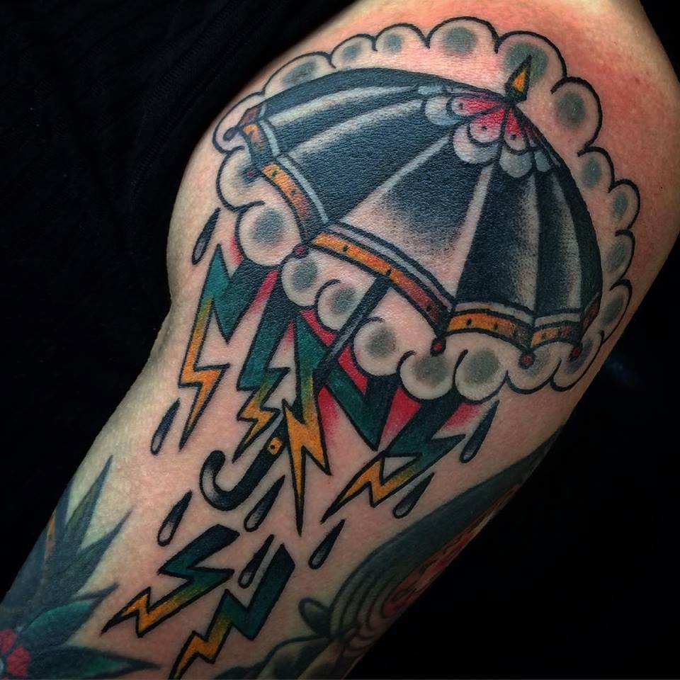 Tatuaje old school de un paraguas y una tormenta