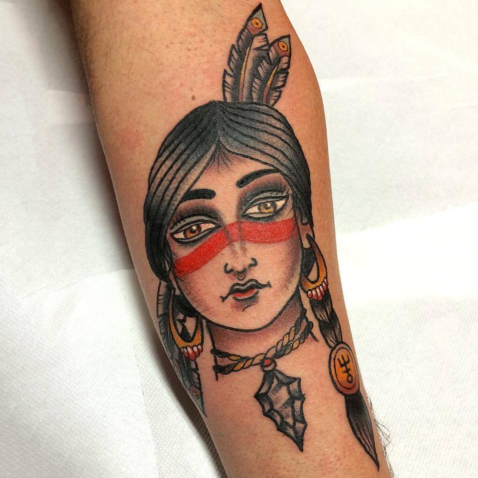 Tatuaje old school de una chica india