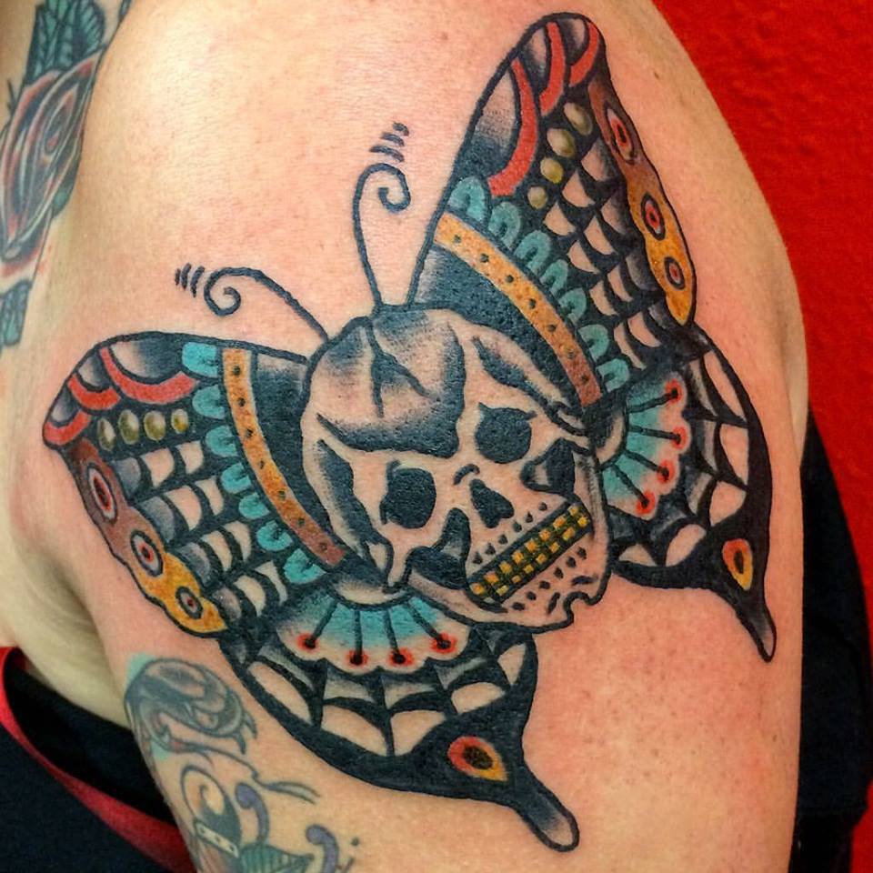 Tatuaje de una mariposa con cuerpo de calavera