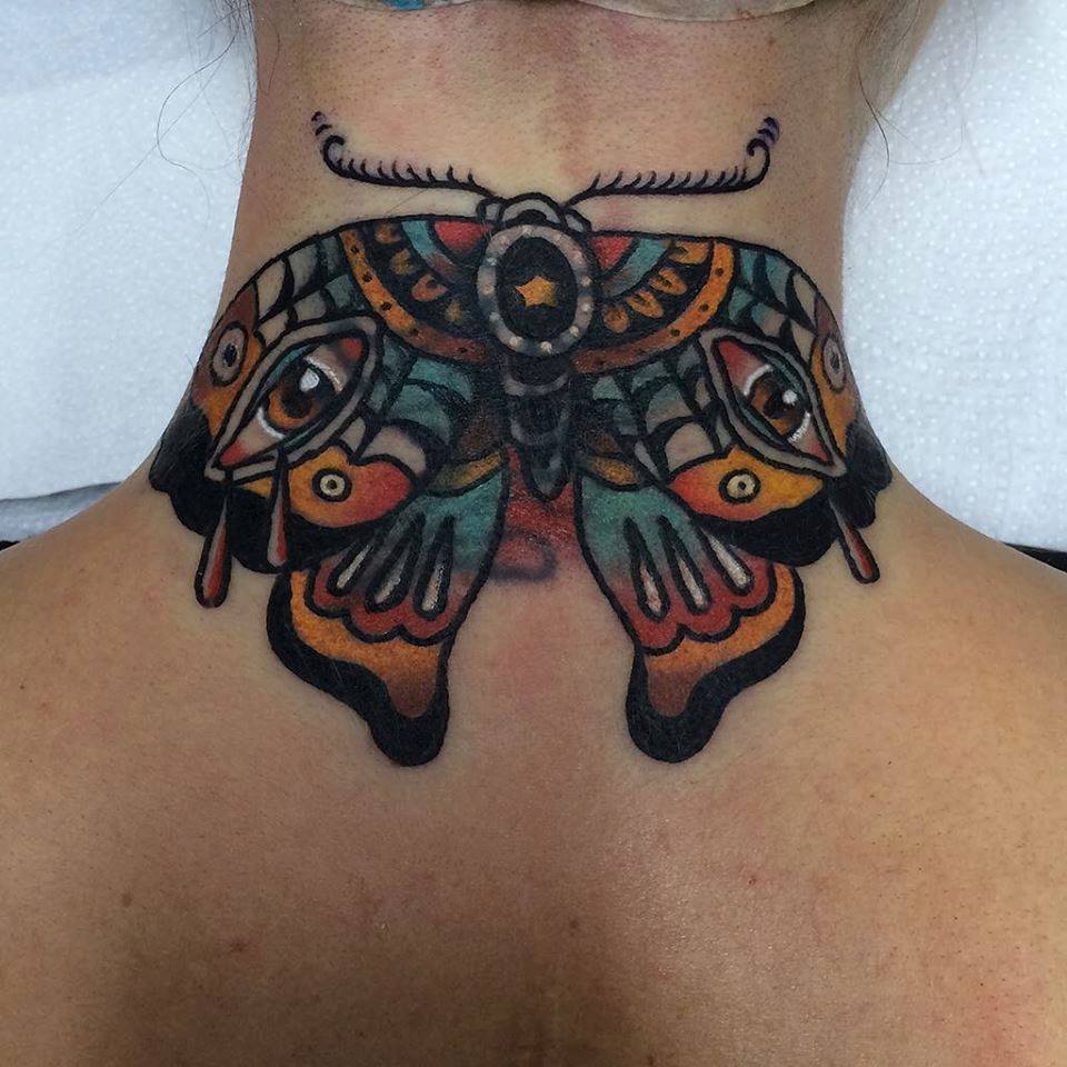 Tatuaje de una mariposa con ojos en las alas