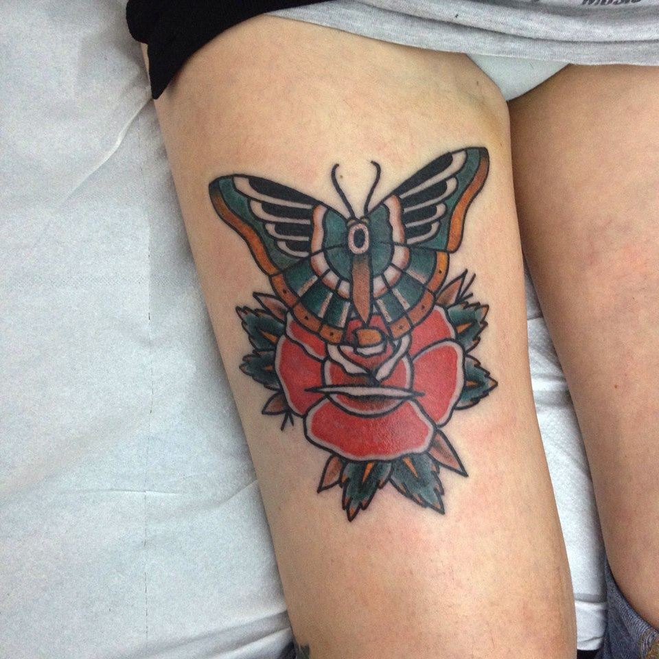 Tatuaje old school de una mariposa y una flor