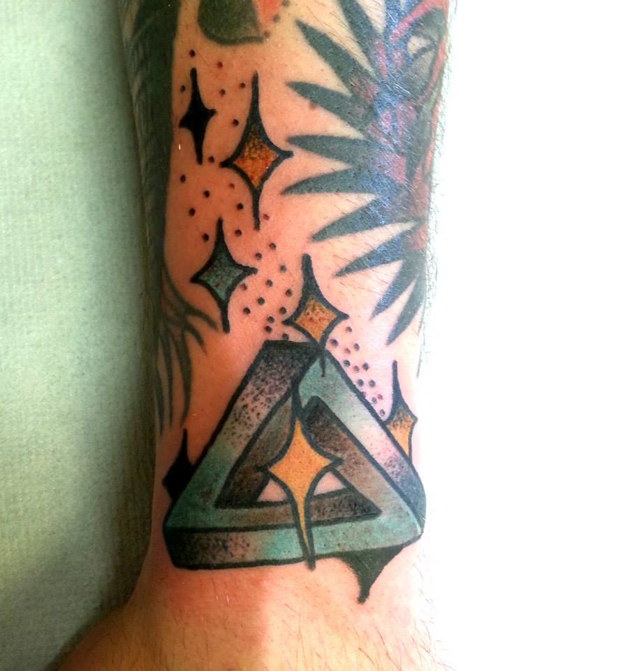 Tatuaje de un triángulo imposible