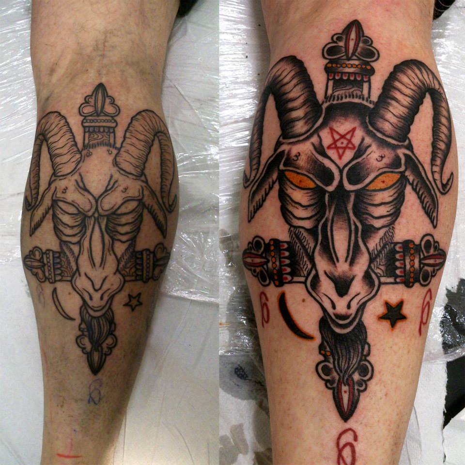 Tatuaje de una cabra demoniaca y una cruz invertida