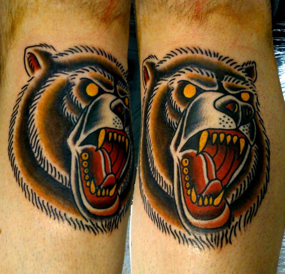 Tatuaje de una cabeza de oso rugiendo