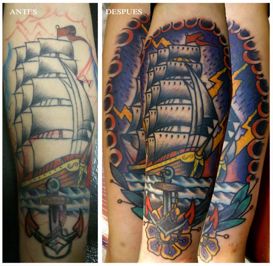Tatuaje de un barco surcando en una tormenta