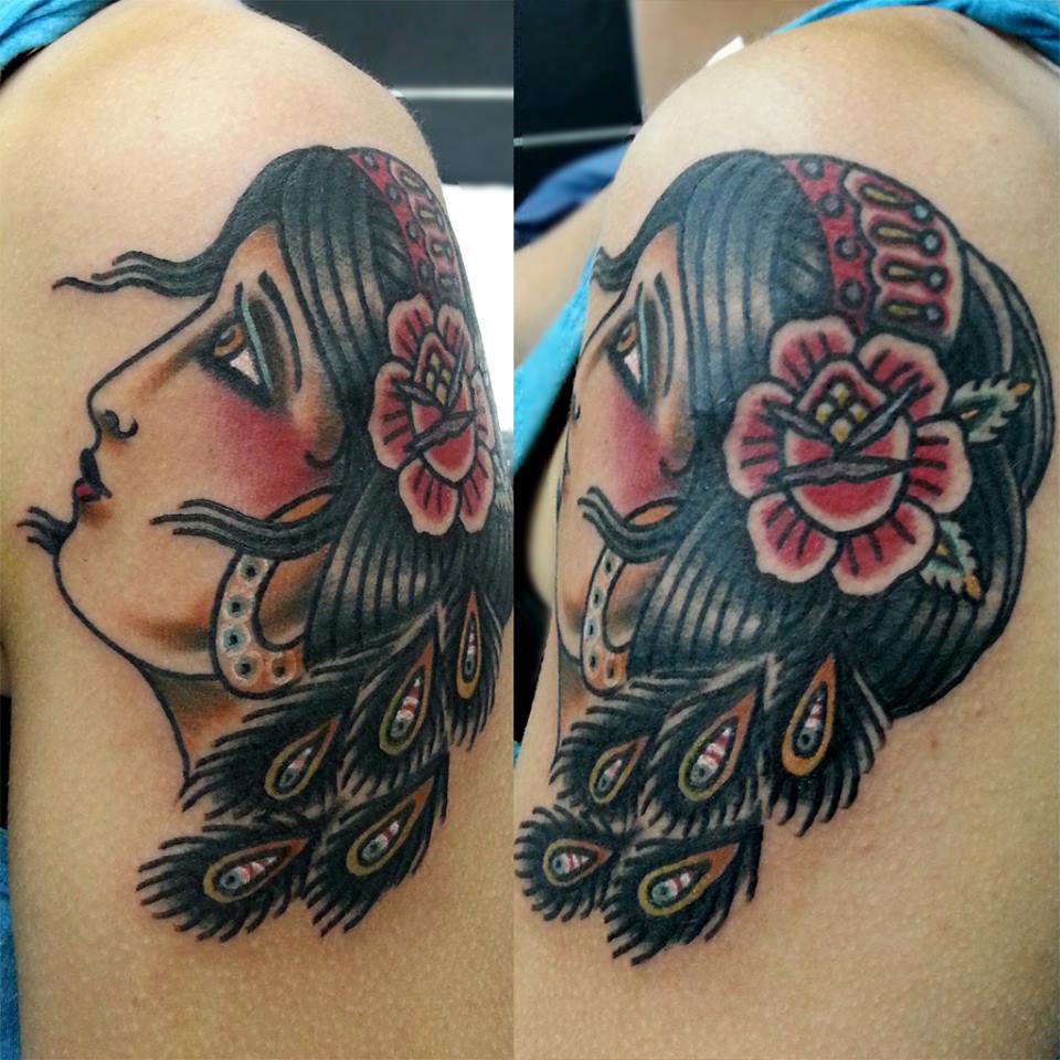 Tatuaje de una cabeza de chica con plumas de pavo real