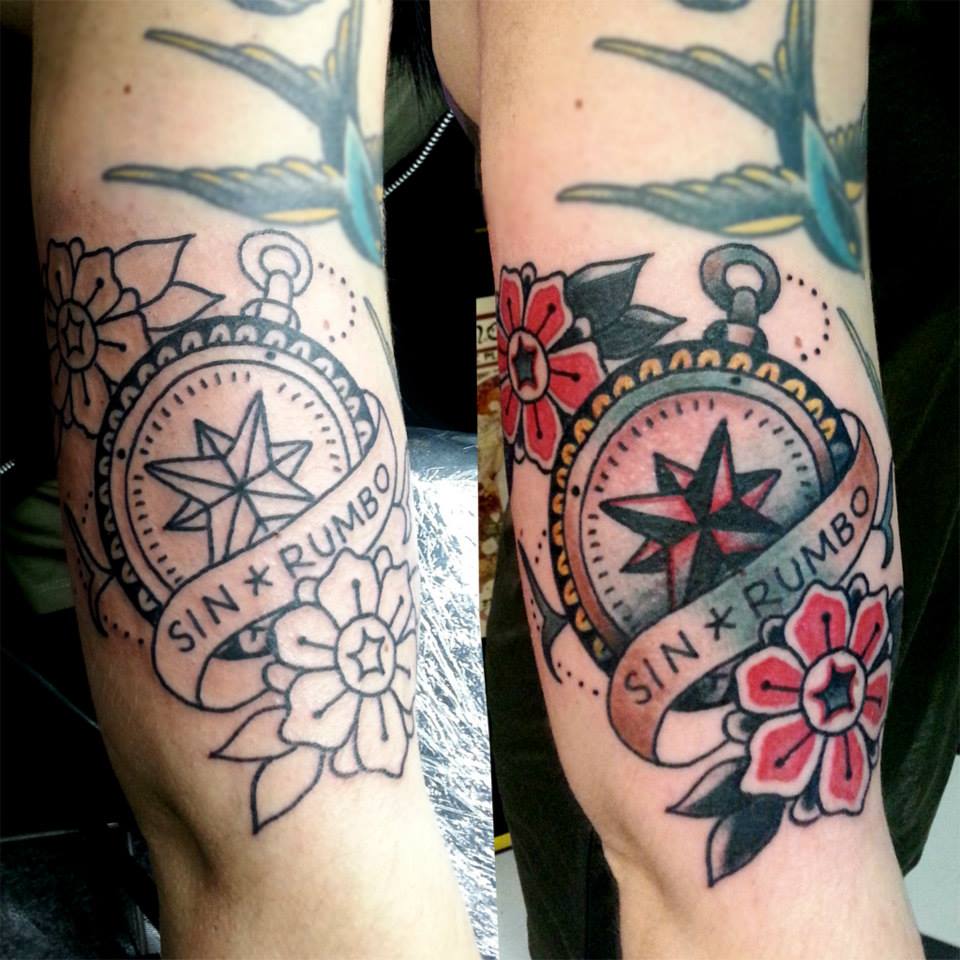 Tatuaje de una brújula y una etiqueta de sin rumbo