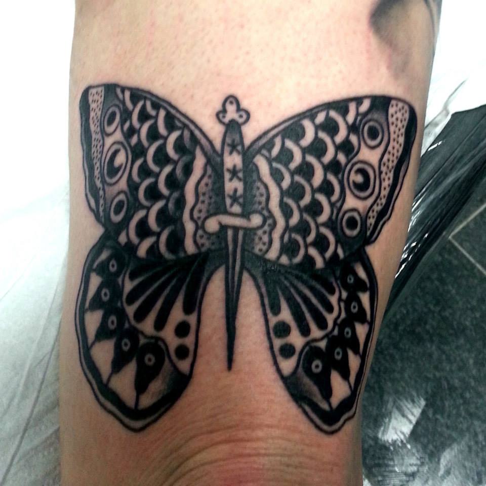 Tatuaje de una mariposa puñal