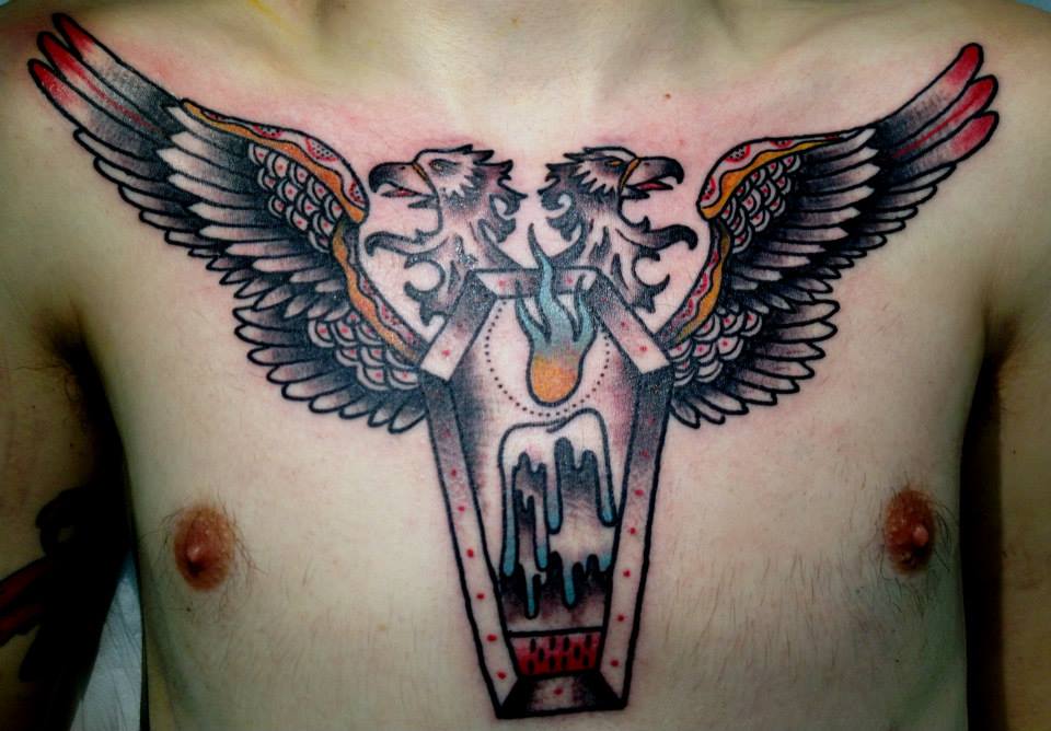 Tatuaje de un ataúd con alas y una vela dentro