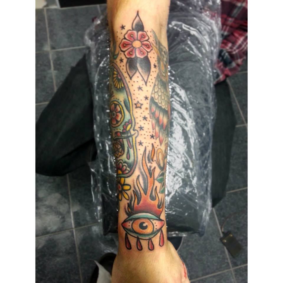 Tatuaje de un ojo llorando, con el párpado en llamas